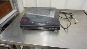 lot 38 image: TEAC  P-A688 Full-Automatic Turntable System