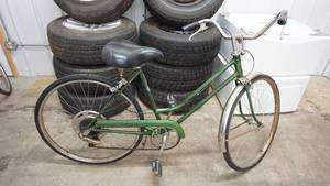 lot 63 image: Green Schwinn Bicycle