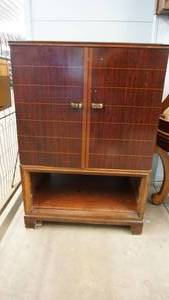 lot 1 image: Vintage T.V. Cabinet.