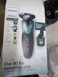norelco shaver 7900 powers on open ...