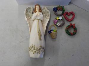 2 Sets of Angels and 5 Wreaths - an...