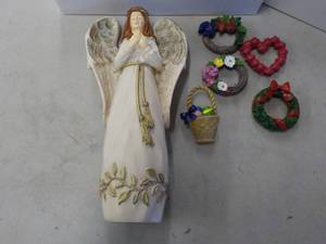 2 Sets of Angels and 5 Wreaths - an...