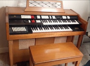 lot 01 image: Extremely Well Maintained Vintage Wurlitzer Electric Organ with Percussion by Wurlitzer
