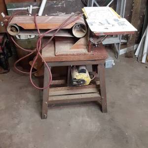 lot 03 image: Vintage heavy duty capacity 34 hp Belt sander on attached metal base. Unit was designed and assembled by the seller many years ago. Unit powers up perfectly.