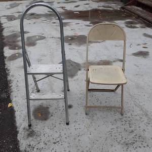 lot 132 image: Vintage Metal folding chair and 2 t...