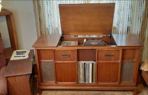 lot 02 image: Vintage Airline Stereophonic High Fidelity Turntable Console With Records