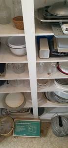 lot 236 image: Shelf of Contents (Vintage, Pyrex, ...