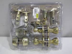 lot 841 image: Kwikset Tylo Polished Brass Exterior Entry Door Knob and Single Cylinder Deadbolt Project Pack