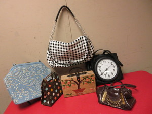 lot 427 image: UNIQUE, FUN PURSES
