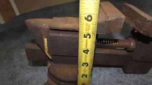 lot 29 image: Craftsman Bench Vise
