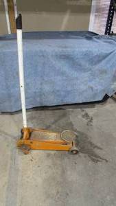 lot 40 image: Larin Floor Jack
