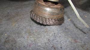 lot 84 image: Electric Grinder With 7 Disc and Wire Brush Head