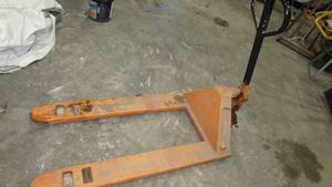 lot 1 image: Manual Pallet Jack