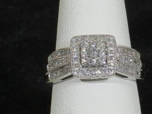 lot 4 image: 10 Karat White Gold Ladies Diamond Cluster Ring - 1 Carat Total Weight