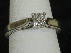 lot 5 image: 10 Karat White Gold Ladies Diamond Ring - .20 Carat Total Weight
