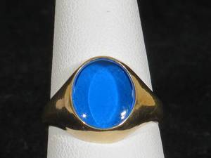 lot 15 image: 10 Karat Yellow Gold Ladies Sapphire Ring