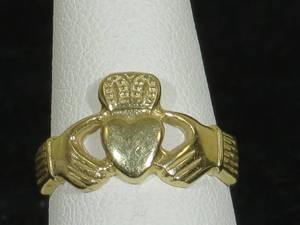 lot 16 image: 14 Karat Yellow Gold Ladies Claddagh Ring