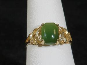 lot 22 image: 14 Karat Yellow Gold Ladies Jade Ring
