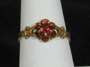lot 24 image: 10 Karat Yellow Gold Ladies Garnet Ring - Antique Look