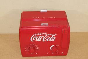 lot 19 image: Coca Cola Mini Cooler Radio Receiver