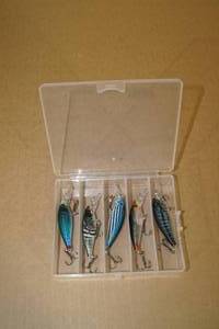 lot 129 image: 5 Unused Crank Bait Fishing Lures in Tray - 2 Long