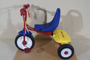 lot 143 image: Radio Flyer Tricycle Ride-On Toy