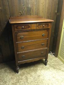 lot 6 image: Dresser