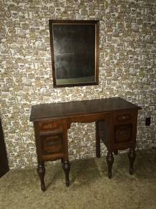 lot 7 image: Desk & Mirror