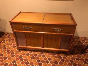 lot 12 image: Magnavox Stereo & Turntable