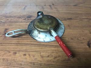 lot 27 image: Krumkake Iron