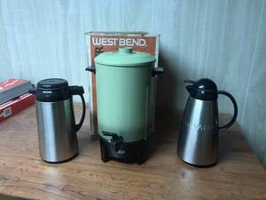 lot 31 image: Coffee Maker & Servers