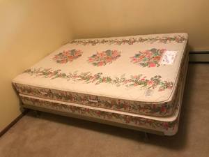 lot 43 image: Full Size Bed