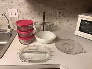 lot 74 image: Serving Trays & Storage Containers