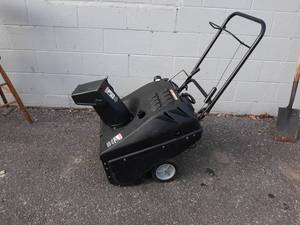 lot 214 image: Murray 21SS 21 Gas Powered Snowthrower - 4 Cycle w Electric Start (110V) - NO SHIPPING