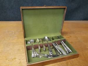 lot 282 image: Silverware Set in Case - SHIPPING AVAILABLE