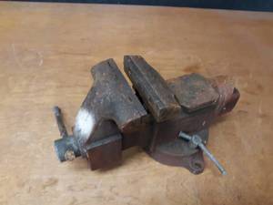 lot 688 image: 5 Columbian Bench Vise Part No.  D454-M4 - NO SHIPPING
