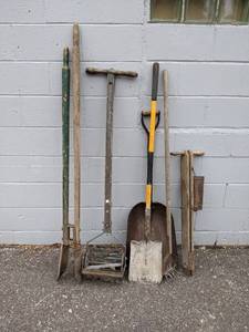 lot 76 image: Vintage Cultivator, Shovels, Corn Seeder, Post Hole Digger - NO SHIPPING