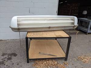 lot 89 image: Heavy Duty Shop Light - Fluorescent - Measures about 77 Long - Tested and Tripped the breaker, might just be a short - NO SHIPPING