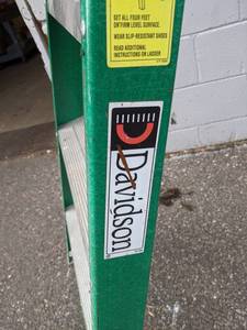 lot 113 image: Davidson 6 Fiberglass Stepladder - NO SHIPPING