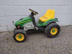 lot 117 image: ERTL John Deere Pedal Tractor - Plastic - Needs chain put back on - NO SHIPPING