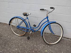 lot 123 image: Vintage Schwinn Hollywood Womens Bicycle - Tire Diameter is about 24 - NO SHIPPING