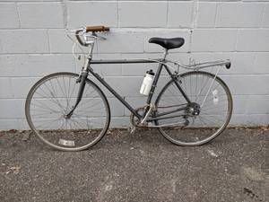 lot 124 image: Vintage Schwinn Mens Bicycle - Tire Diameter is about 26 - NO SHIPPING