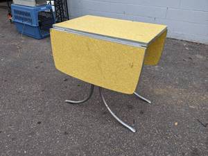 lot 188 image: Vintage Formica Drop-Leaf Table - 46 long x 30 wide x 29-14 tall when open - NO SHIPPING