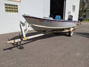 lot 17 image: 1977 17 Alumacraft Boat with 50 HP Motor and Trailer