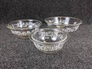 lot 625 image: Vintage Pyrex Mixing Bowls - NO SHIPPING