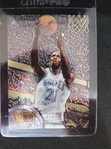 lot 100 image: 1995 Fleer Metal Kevin Garnett Rookie Card #167