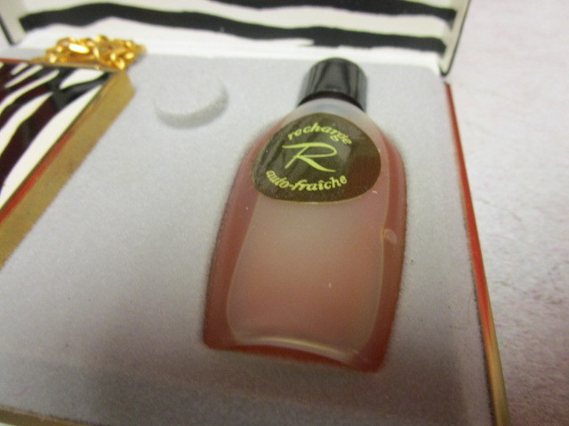 lot 333 image: VINTAGE RIGAUD CAR AIR FRESHENER SET