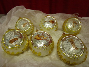 lot 304 image: VINTAGE DAYTONS THE MARKOPOULIS COLLECTION HAND-PAINTED GLASS ORNAMENTS