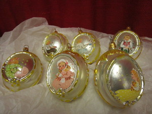 lot 305 image: VINTAGE DAYTONS THE MARKOPOULIS COLLECTION HAND-PAINTED GLASS ORNAMENTS