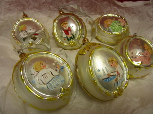 lot 307 image: VINTAGE DAYTONS THE MARKOPOULIS COLLECTION HAND-PAINTED GLASS ORNAMENTS
